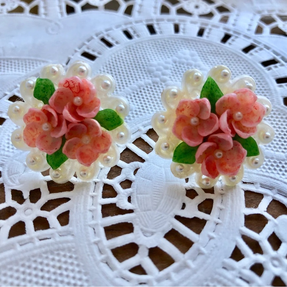 50s Sea Shell Earrings Pink Floral Novelty Faux Pearls Scalloped edge Screw Back - Picture 3 of 8